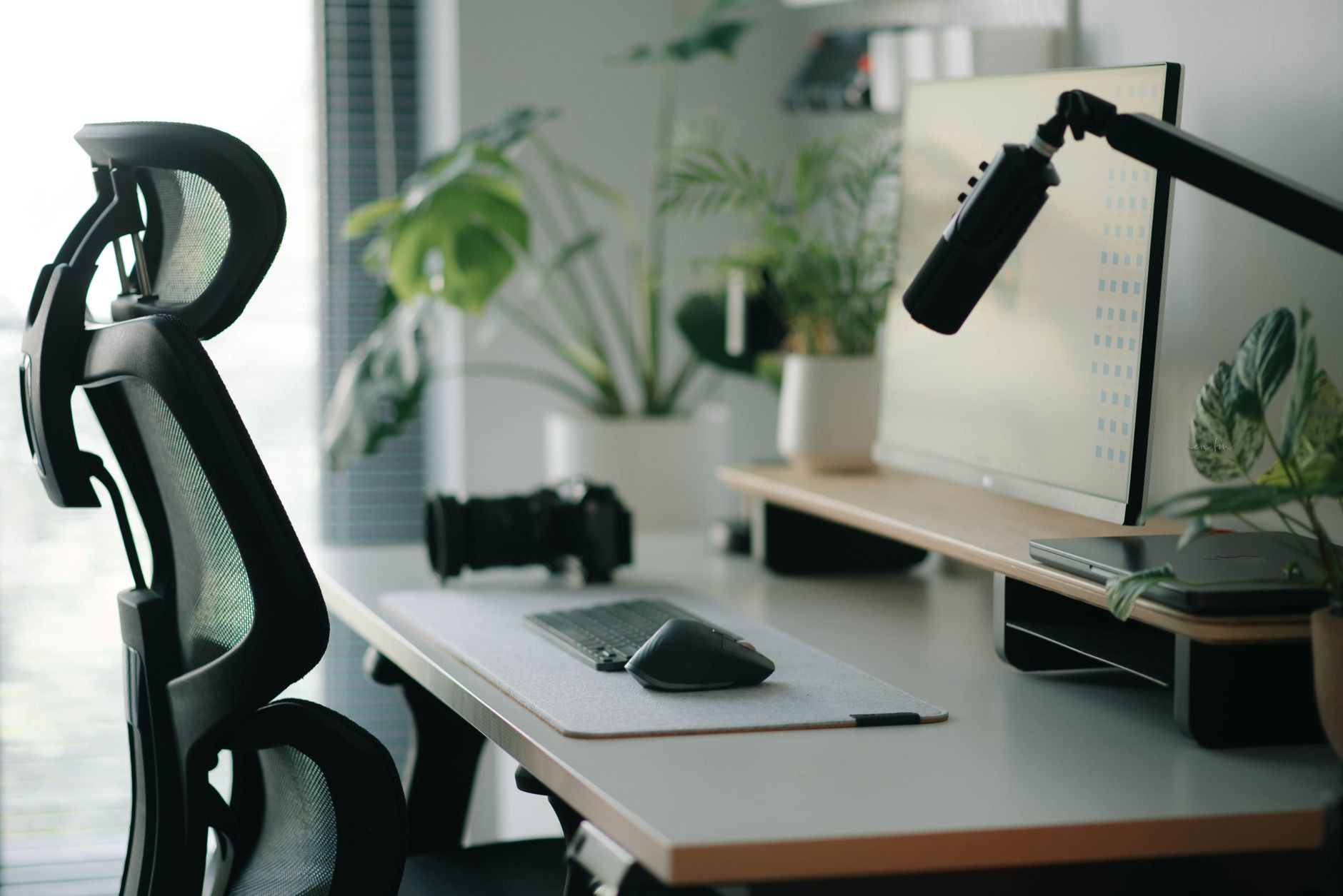 Siedzący tryb życia a zdrowie kręgosłupa: Jak odpowiednio dobrane krzesło biurowe chroni przed bólami pleców?